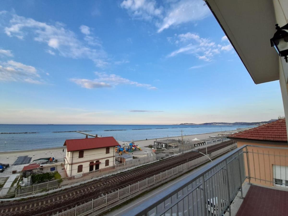 Appartamento Fronte Mare Falconara Marittima Extérieur photo